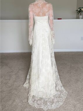 Romantic Lace Wedding Dress Ivory Size 4 Long Sleeve Train Elegant Bridal Gown